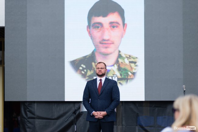 Луцьк святкує: на Театральному майдані  – урочистості, вручили високі відзнаки. ФОТО