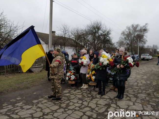 Поховали хлопця під вигуки «Герої не вмирають!»: на Волині попрощались із бійцем. ФОТО