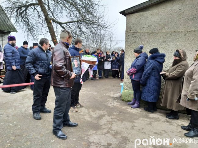 Поховали хлопця під вигуки «Герої не вмирають!»: на Волині попрощались із бійцем. ФОТО