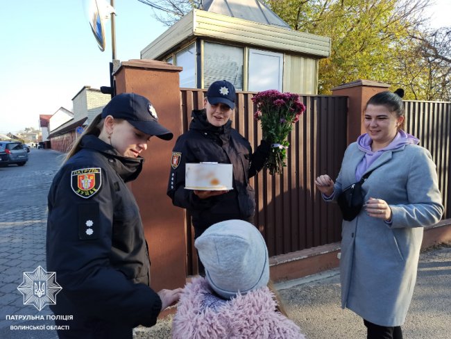 У Луцьку 5-річна дівчинка зворушливо привітала патрульну з днем народження. ФОТО