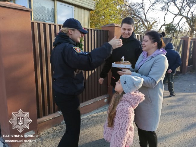 У Луцьку 5-річна дівчинка зворушливо привітала патрульну з днем народження. ФОТО