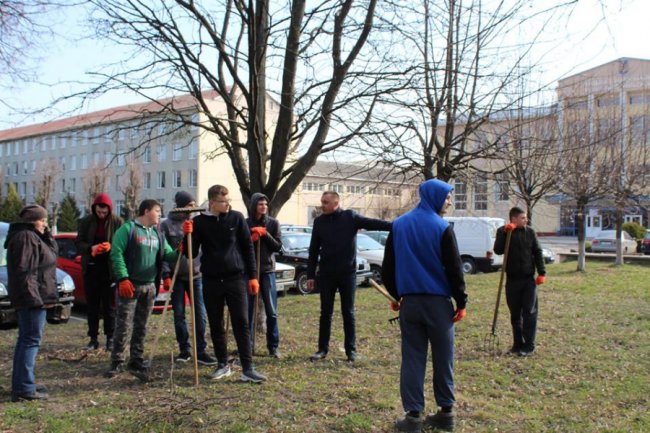 Студенти луцького «політеху» чепурять місто до Великодня