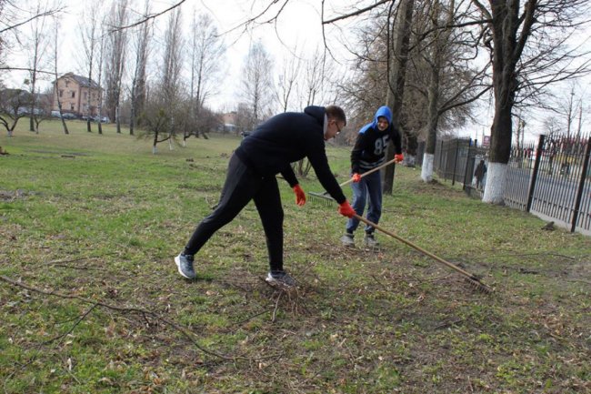 Студенти луцького «політеху» чепурять місто до Великодня