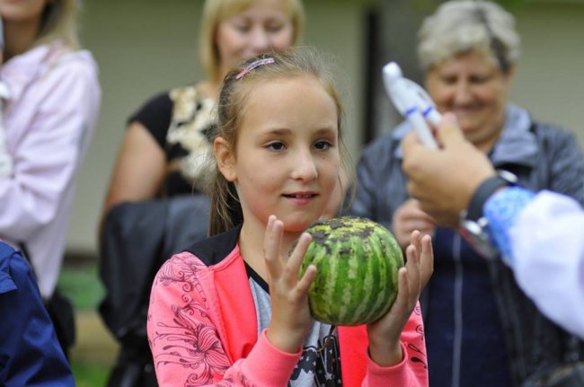 Кавуни, баклажани, перчики: у Луцькому зоопарку зібрали овочі, які садили діти. ФОТО