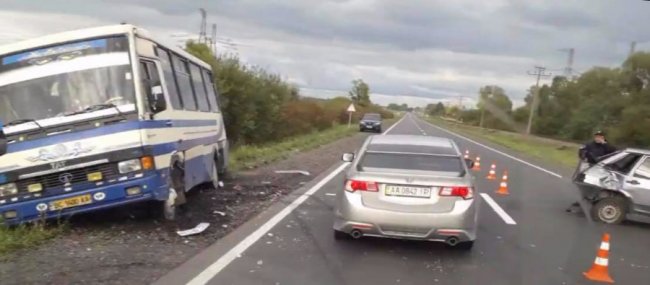 На трасі «Луцьк-Львів» маршрутка не розминулась із авто