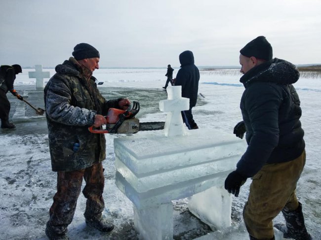 Показали, як на озері Світязь підготували ополонку для освячення води. ФОТО