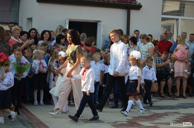 Із новим директором та «вишиваним» подвір’ям: у школі Ігоря Єремеєва – перший дзвоник. ФОТОРЕПОРТАЖ