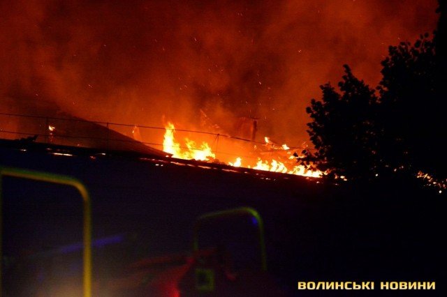 У центрі Луцька сталась масштабна пожежа: горів військовий госпіталь. ФОТО