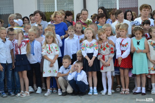 Із новим директором та «вишиваним» подвір’ям: у школі Ігоря Єремеєва – перший дзвоник. ФОТОРЕПОРТАЖ