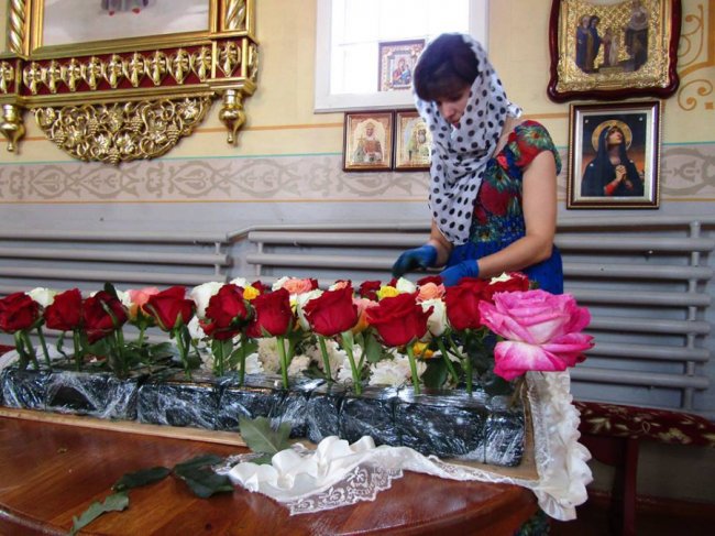 У селі на Волині дружина священика заквітчує храм. ФОТО