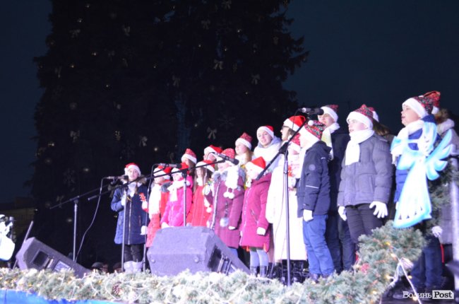 У Луцьку мільйонами вогнів урочисто засяяла головна ялинка міста. ФОТО