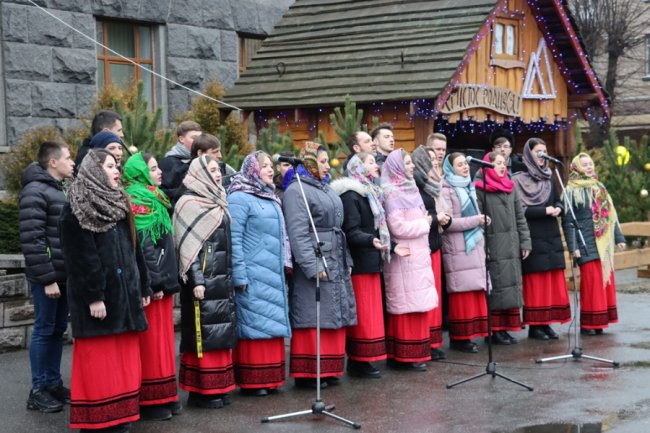 Нова фотолокація: у Луцьку біля університету відкрили різдвяну шопку. ФОТО