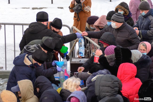 Хресний хід і пірнання в ополонку: як у Луцьку святкують Водохреще. ФОТО