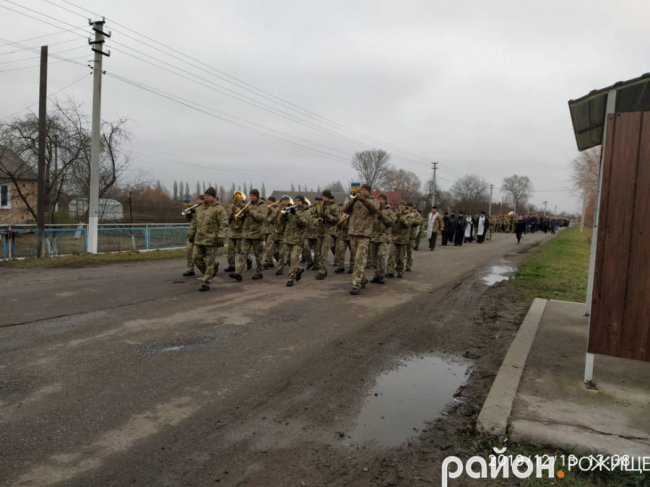 Поховали хлопця під вигуки «Герої не вмирають!»: на Волині попрощались із бійцем. ФОТО