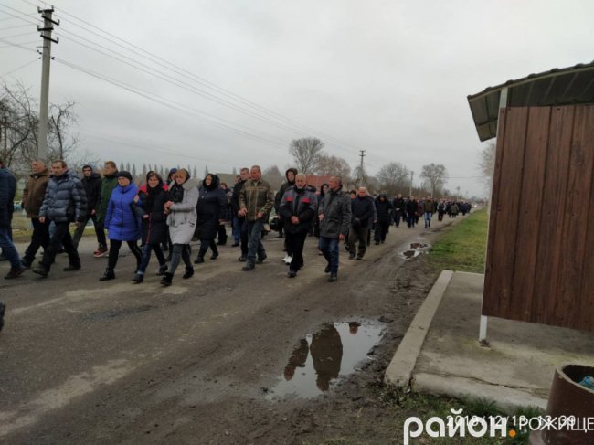 Поховали хлопця під вигуки «Герої не вмирають!»: на Волині попрощались із бійцем. ФОТО