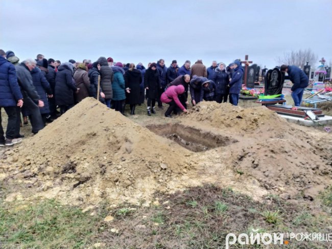 Поховали хлопця під вигуки «Герої не вмирають!»: на Волині попрощались із бійцем. ФОТО