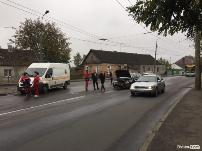 У Луцьку зранку – подвійна аварія: працюють медики. ФОТО. ВІДЕО