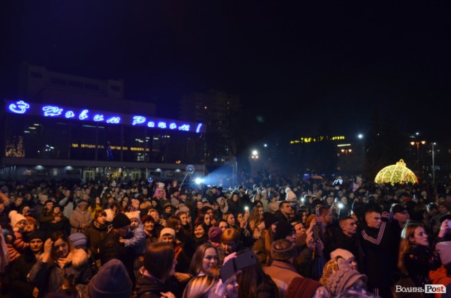 У Луцьку мільйонами вогнів урочисто засяяла головна ялинка міста. ФОТО