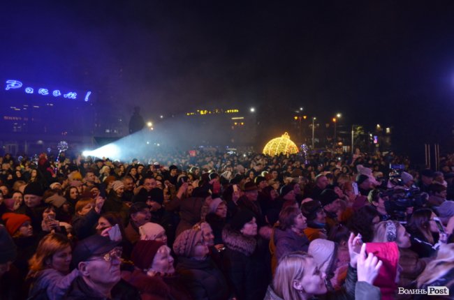 У Луцьку мільйонами вогнів урочисто засяяла головна ялинка міста. ФОТО