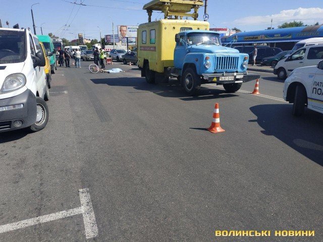 Впав і потрапив під колеса аварійного авто: у Луцьку загинув велосипедист. ФОТО 18+