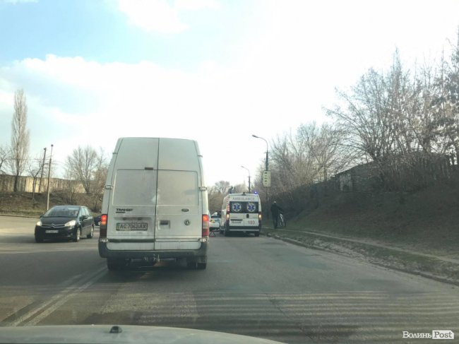 Пасажирка перелетіла через авто: у Луцьку мотоцикл врізався у легковик. ФОТО