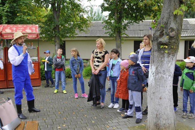 Кавуни, баклажани, перчики: у Луцькому зоопарку зібрали овочі, які садили діти. ФОТО