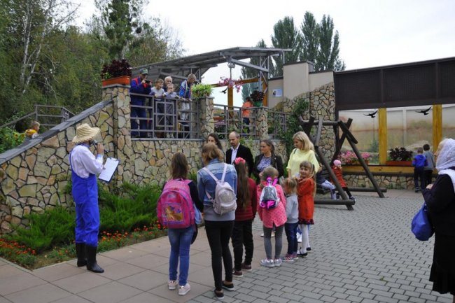 Кавуни, баклажани, перчики: у Луцькому зоопарку зібрали овочі, які садили діти. ФОТО