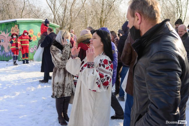 Хресний хід і пірнання в ополонку: як у Луцьку святкують Водохреще. ФОТО