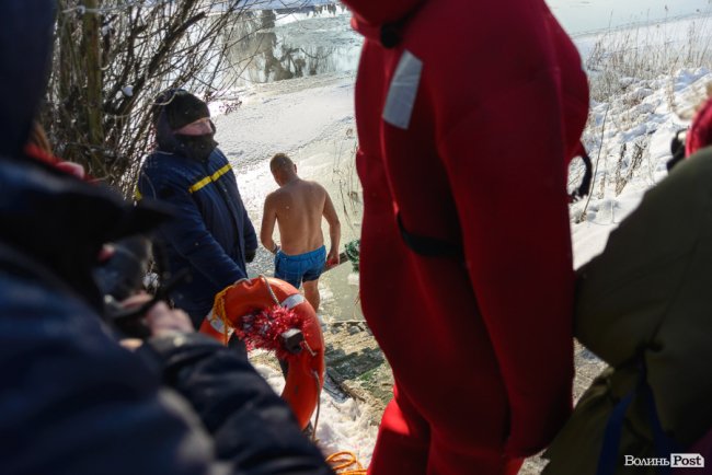 Хресний хід і пірнання в ополонку: як у Луцьку святкують Водохреще. ФОТО