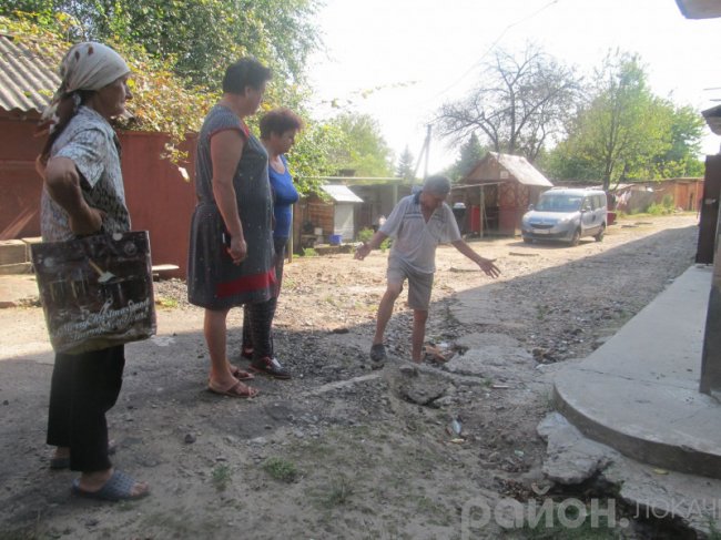 Сирість і грибок: триповерхівку в селі на Волині постійно підтоплює. ФОТО