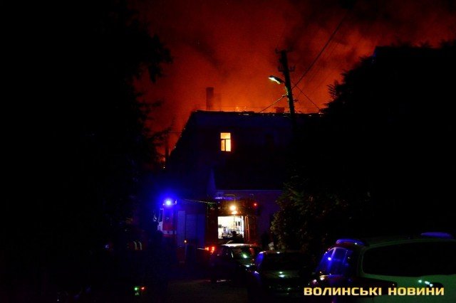 У центрі Луцька сталась масштабна пожежа: горів військовий госпіталь. ФОТО