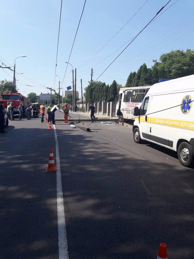 Аварія в Луцьку: маршрутка в'їхала в стовп, госпіталізували 10 осіб. ОНОВЛЕНО