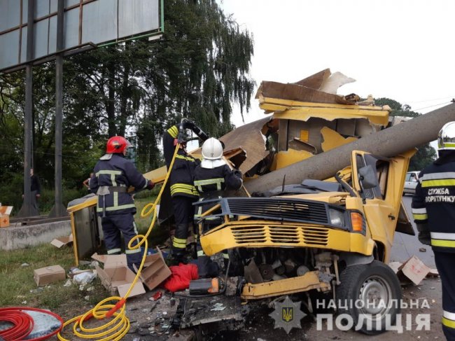 Один загинув, троє в лікарні: п'яний водій зніс електроопору і втік з понівеченого буса. ВІДЕО