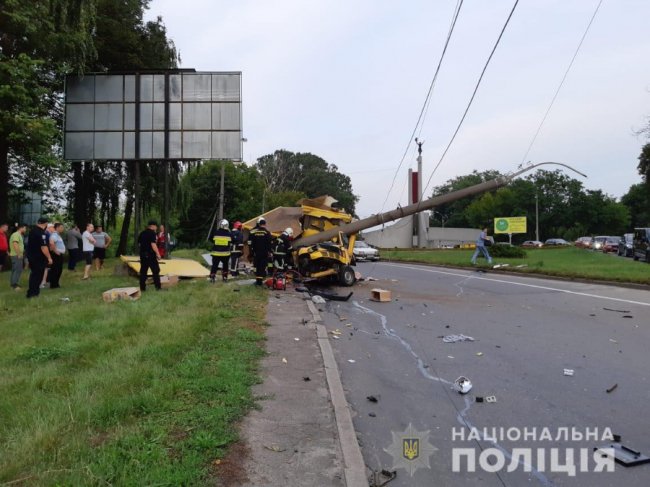 Один загинув, троє в лікарні: п'яний водій зніс електроопору і втік з понівеченого буса. ВІДЕО