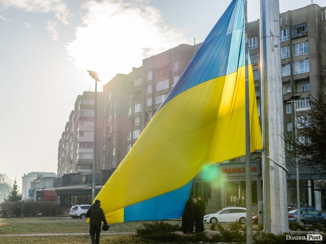 200-метровий прапор і жовто-блакитні стрічки: у Луцьку святкують День єднання. ФОТОРЕПОРТАЖ