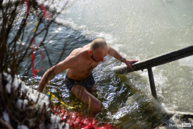 Хресний хід і пірнання в ополонку: як у Луцьку святкують Водохреще. ФОТО