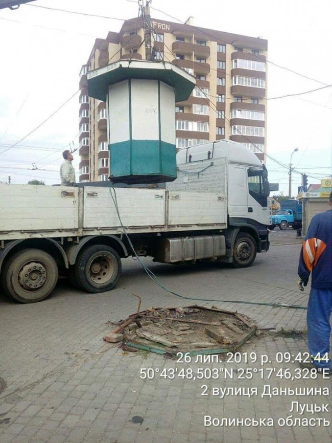 Луцькі муніципали знесли кіоск, встановлений без дозволу. ФОТО