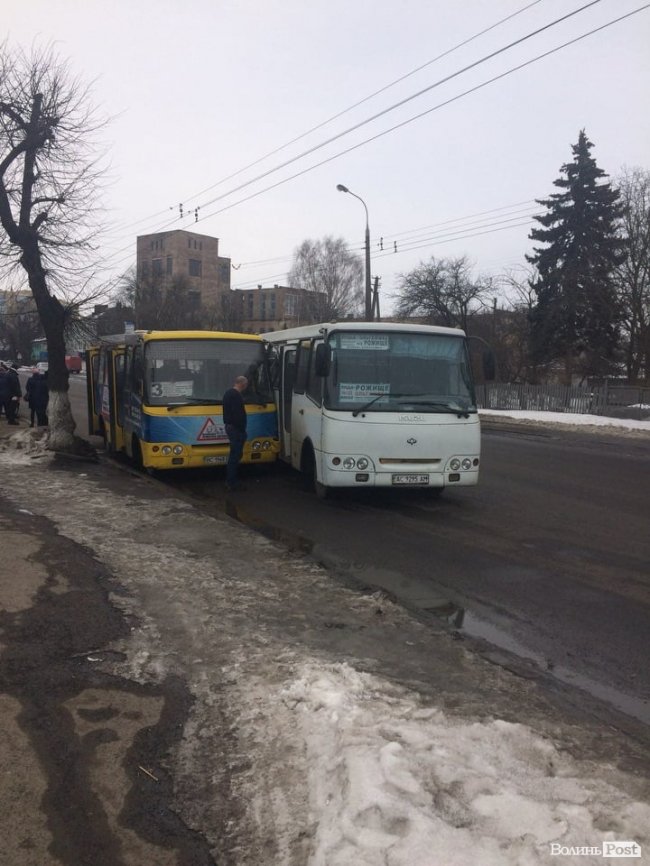 У Луцьку «поцілувались» дві маршрутки. ФОТО