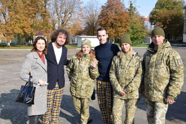 Злата Огнєвіч та Олександр Положинський заспівали для волинських прикордонників. ВІДЕО