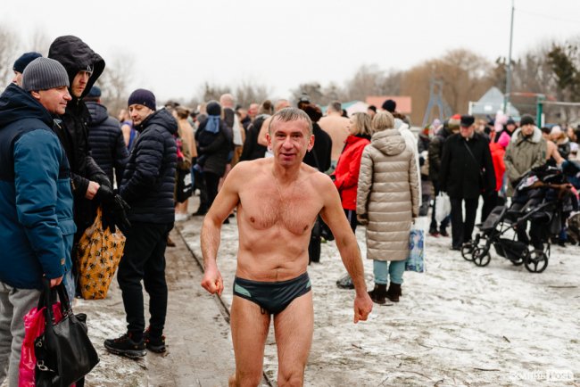 Із хресним ходом і пірнанням у Стир: лучани святкують Водохреще. ФОТО 