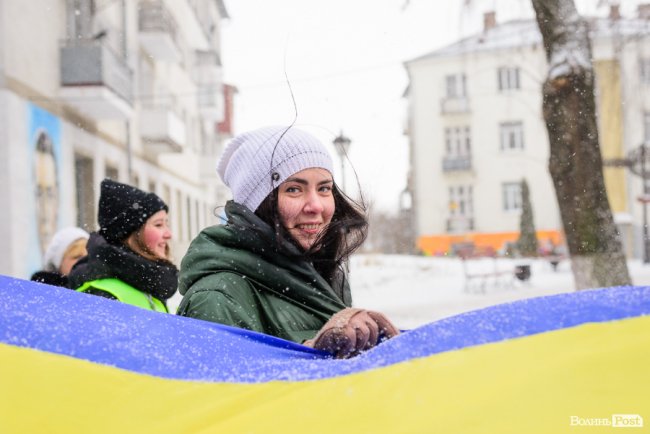 Сотні лучан створили живий «ланцюг єднання». ФОТО