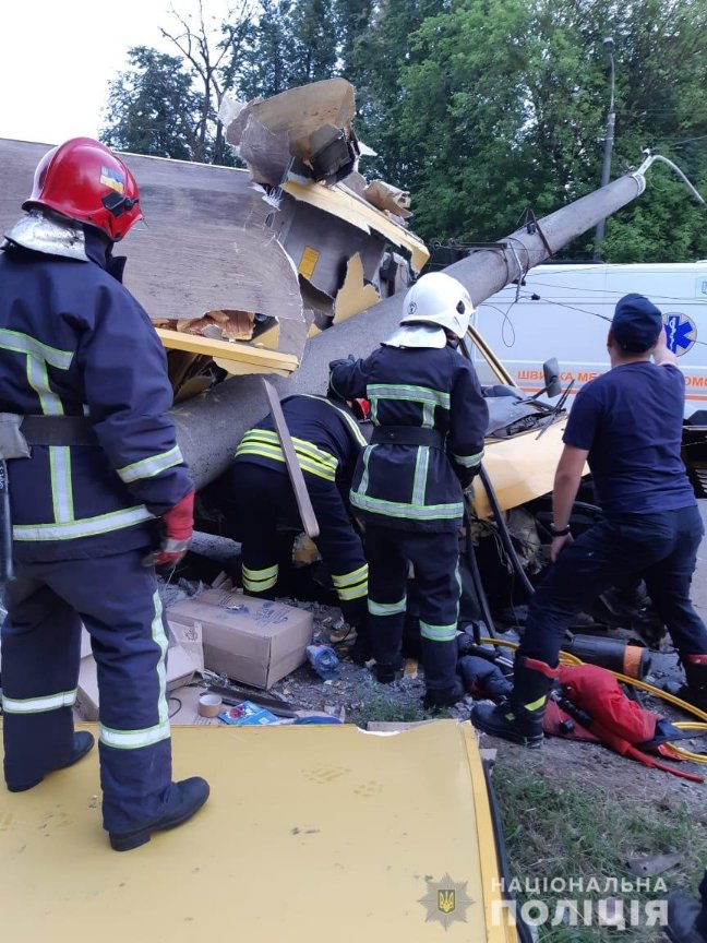 Один загинув, троє в лікарні: п'яний водій зніс електроопору і втік з понівеченого буса. ВІДЕО