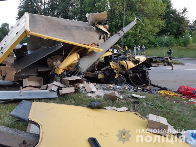 Один загинув, троє в лікарні: п'яний водій зніс електроопору і втік з понівеченого буса. ВІДЕО