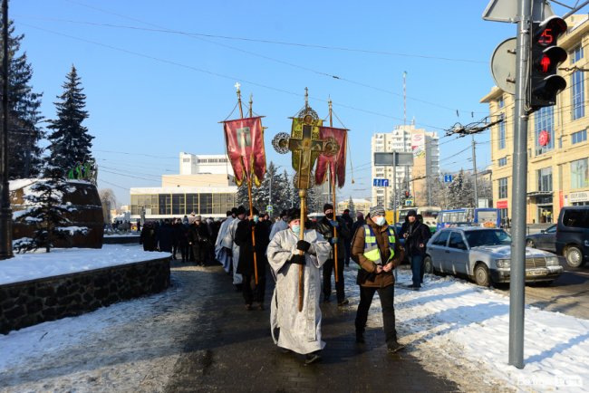 Хресний хід і пірнання в ополонку: як у Луцьку святкують Водохреще. ФОТО