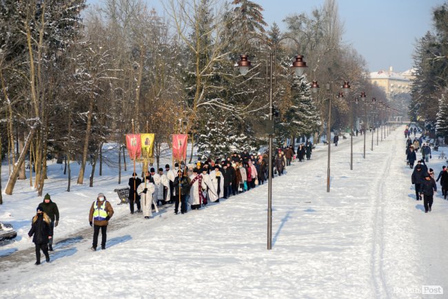 Хресний хід і пірнання в ополонку: як у Луцьку святкують Водохреще. ФОТО