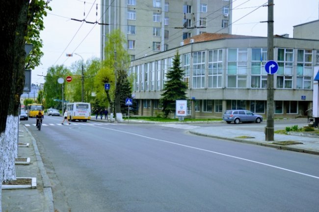 Нова дорожня розмітка в Луцьку змушує водіїв порушувати правила