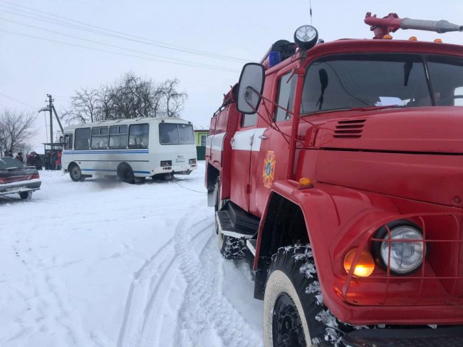 На Волині у заметі застряг шкільний автобус із дітьми. ФОТО