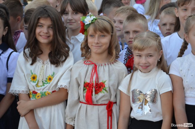 Із новим директором та «вишиваним» подвір’ям: у школі Ігоря Єремеєва – перший дзвоник. ФОТОРЕПОРТАЖ