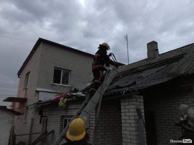 У постраждалих порізані вени й обпечене тіло: у Луцьку горів будинок. ФОТО