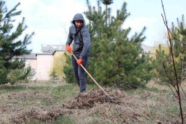 Студенти луцького «політеху» чепурять місто до Великодня